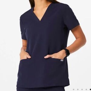 FIGS Casma Three-Pocket Scrub Top in Navy sz S